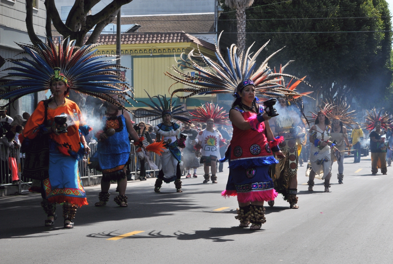 ./Carnival_Parade_San_Francisco_20130526_100238_B13_3516.jpg