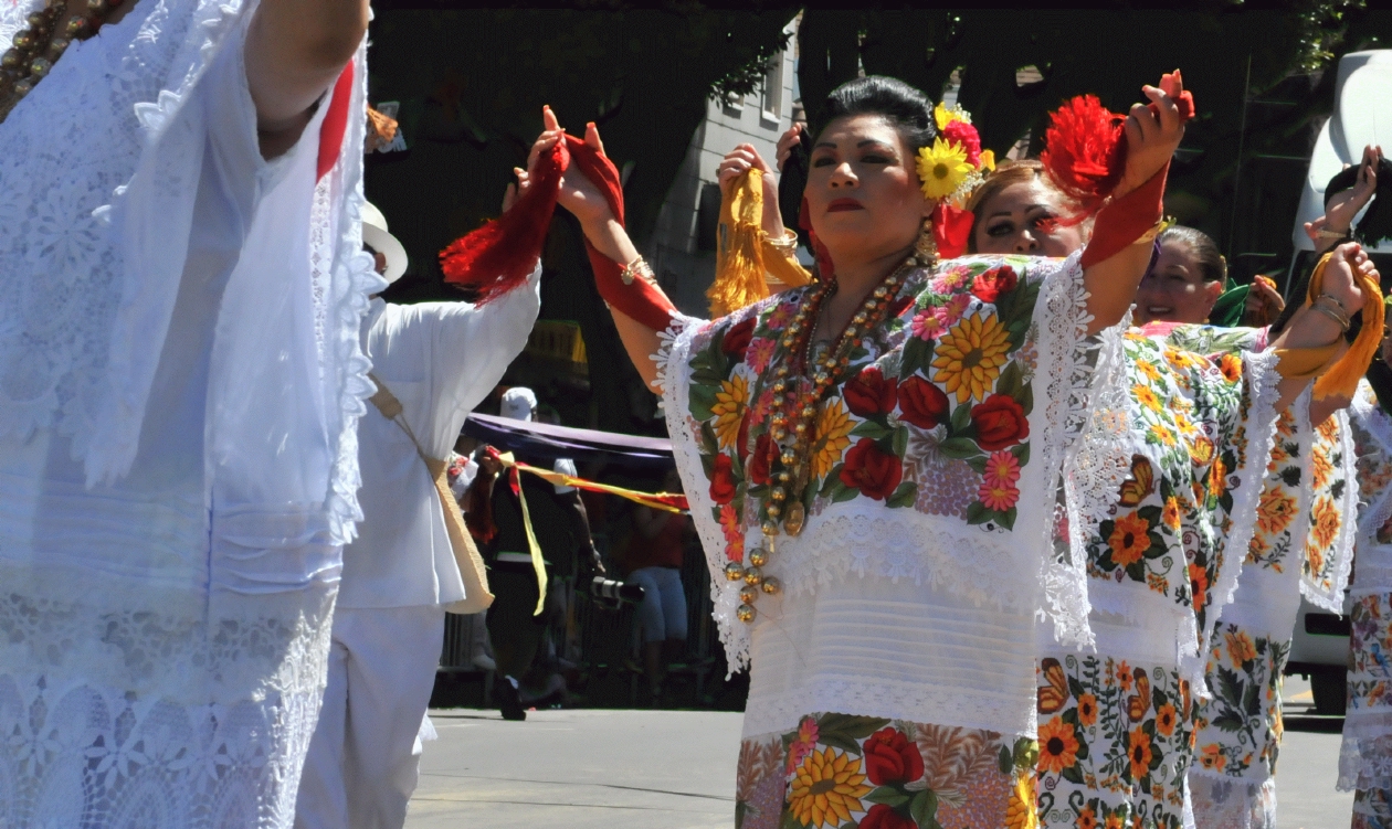 ./San_Francisco_Carnival_Parade_20140525_110539_B14_0553.jpg