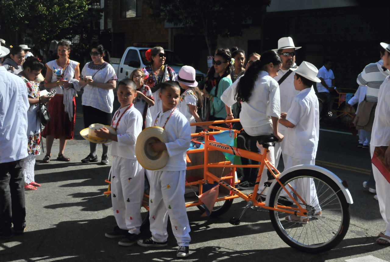 ./San_Francisco_Carnival_Parade_20140525_091323_C14_4315.jpg