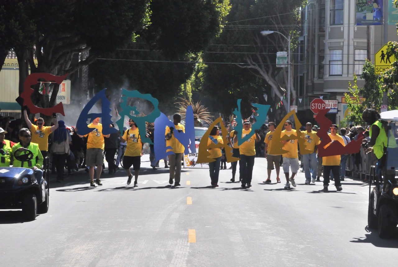 ./San_Francisco_Carnival_Parade_20140525_095900_C14_4325.jpg