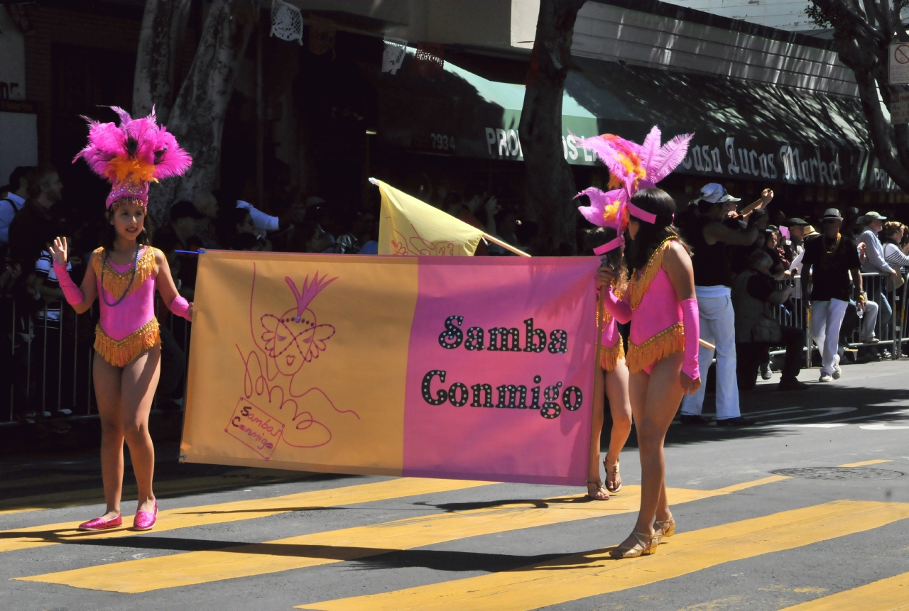 ./San_Francisco_Carnaval_Parade_20140525_104256_B14_4512.jpg