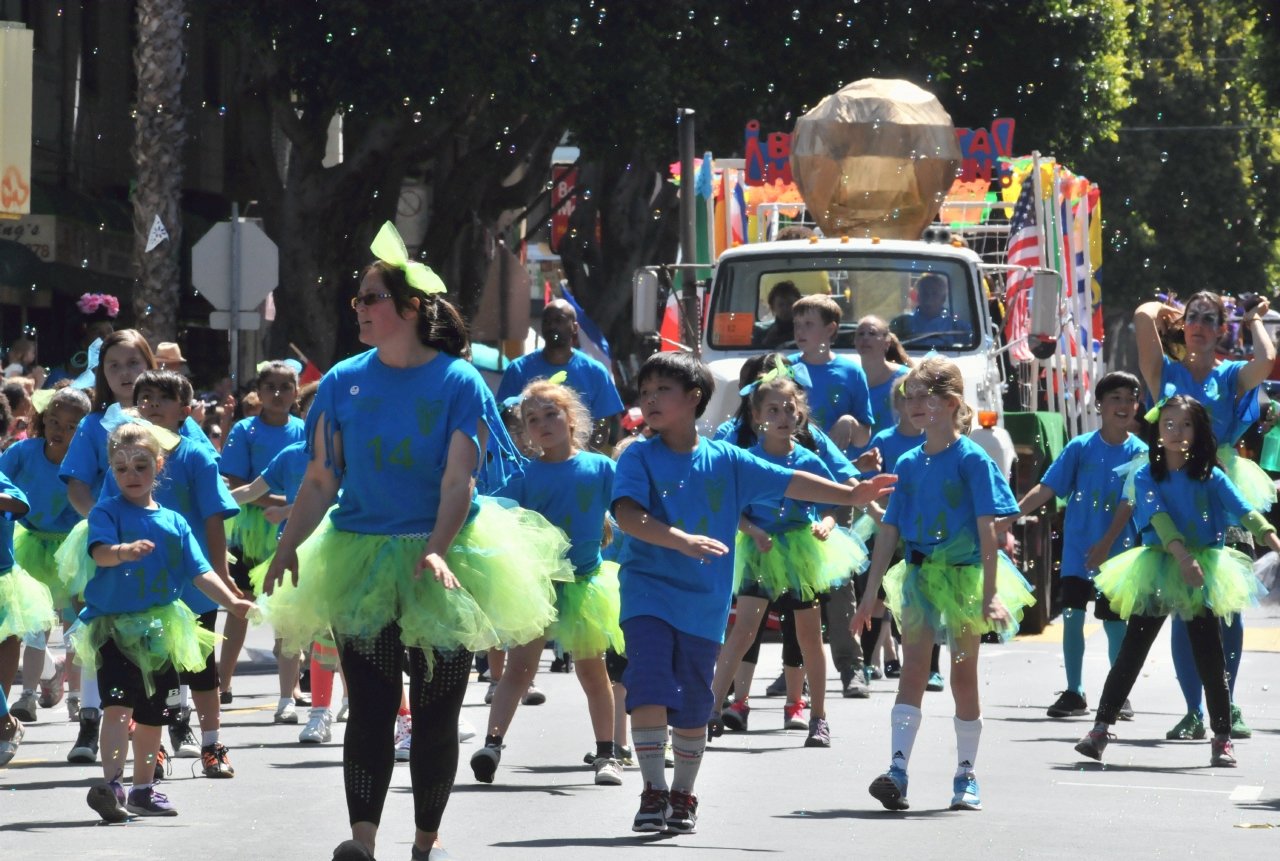 ./San_Francisco_Carnaval_Parade_20140525_103249_B14_0376.jpg