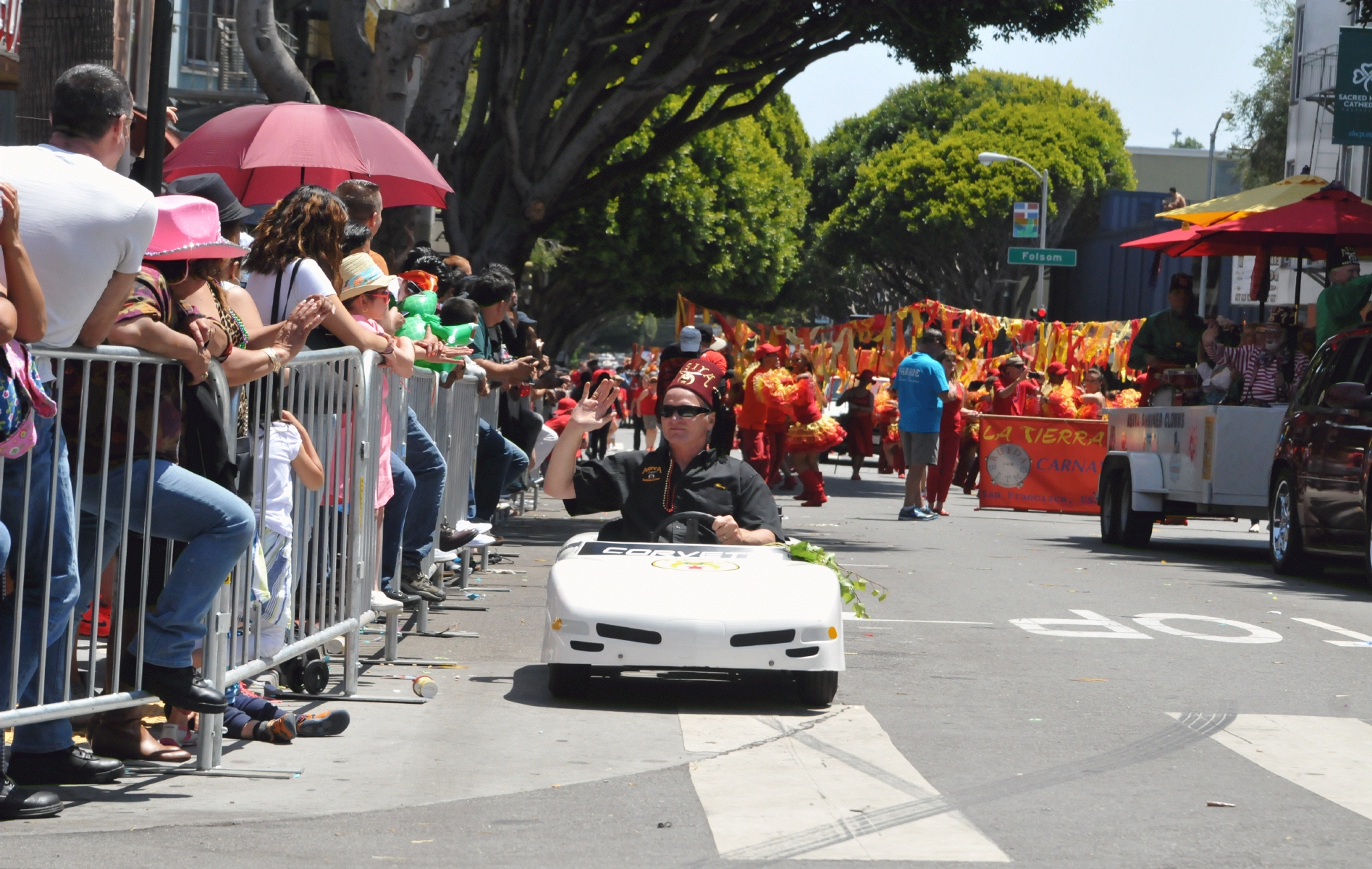 ./San_Francisco_Carnival_Parade_20160529_121708_C16_3708.jpg