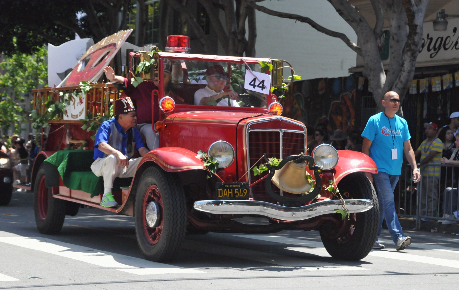 ./San_Francisco_Carnival_Parade_20160529_121716_C16_3701.jpg