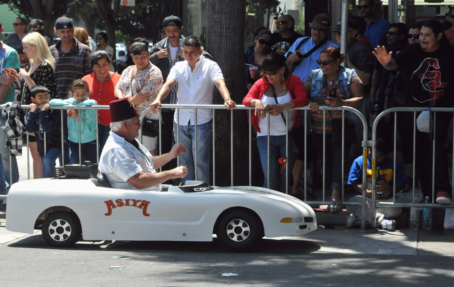 ./San_Francisco_Carnival_Parade_20160529_121821_C16_3729.jpg