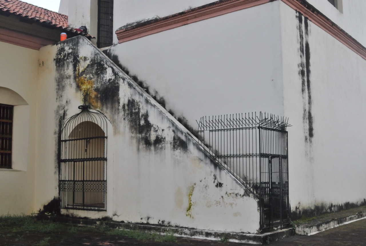 ./San_Juan_Bautista_Church_Leon_Nicaragua_20111117_143841_B12_1226.jpg