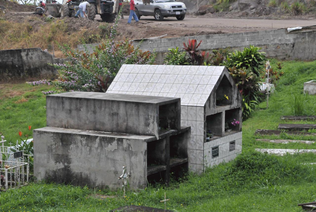 ./CemetaryRoadsideCostaRica20080916_4880BCX.jpg