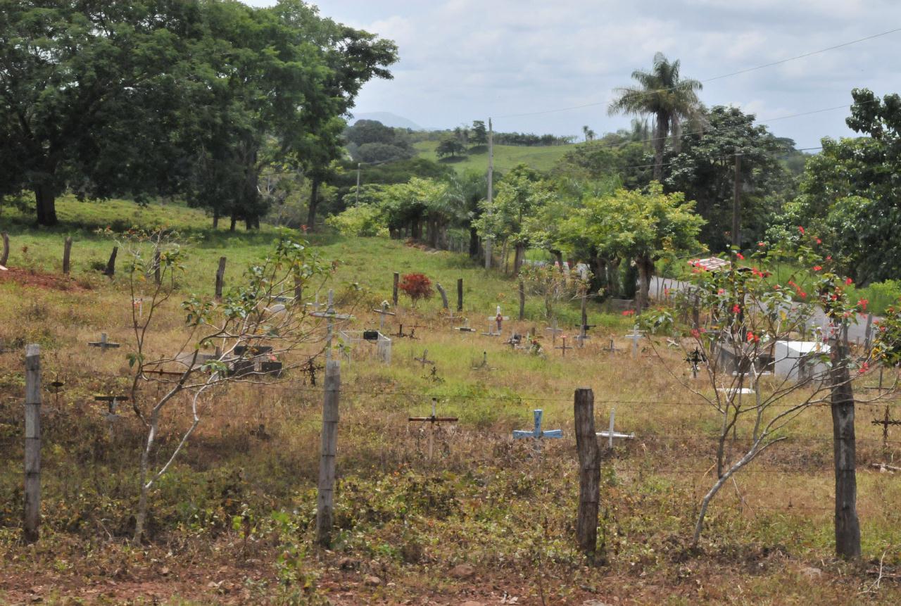 ./CemetaryRoadsideCostaRica20080916_4921BCX.jpg