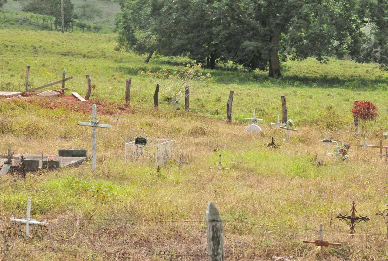 ./CemetaryRoadsideCostaRica20080916_4922BCX.jpg