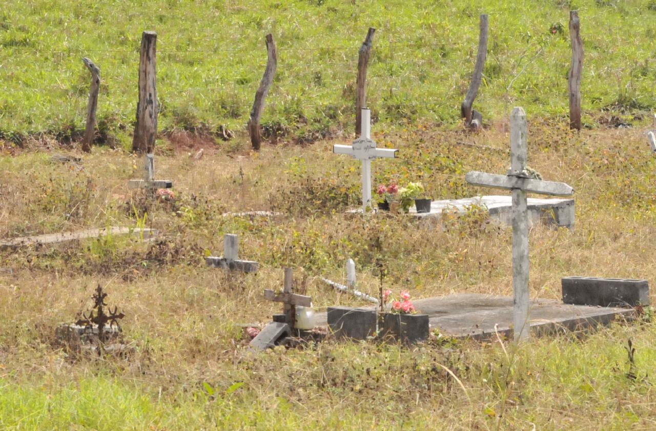 ./CemetaryRoadsideCostaRica20080916_4923BCX.jpg