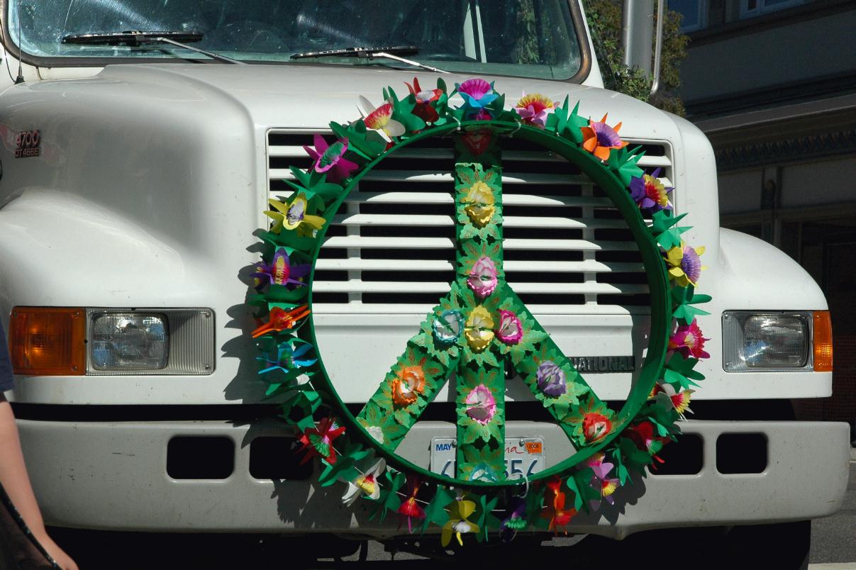 ./Peace_Symbol_20070000_TruckHowBerkeleyParade_01B.jpg