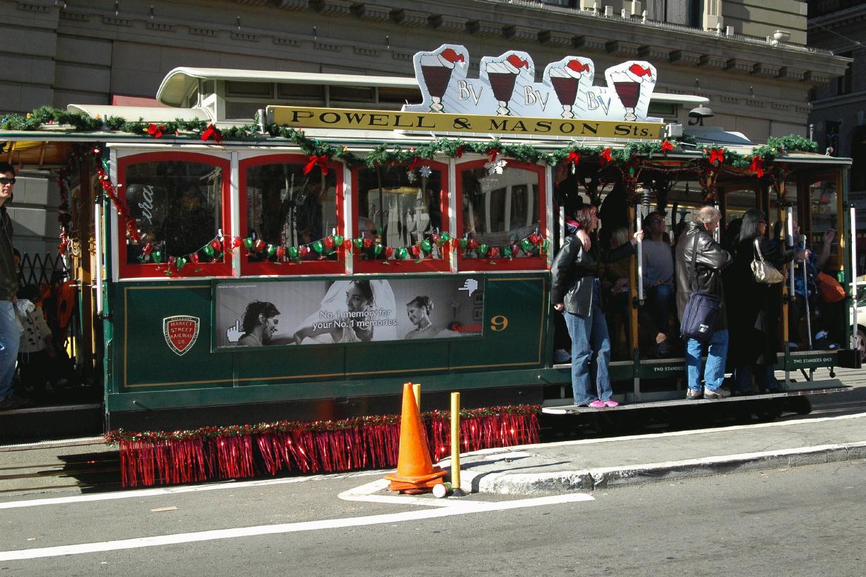 ./SFXmasPowellcablecar2007_8532B.jpg