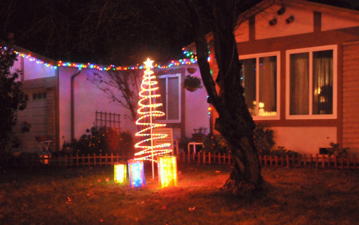 ./Christmas_House_Lighting_201012256_214023_BCY_3171.jpg