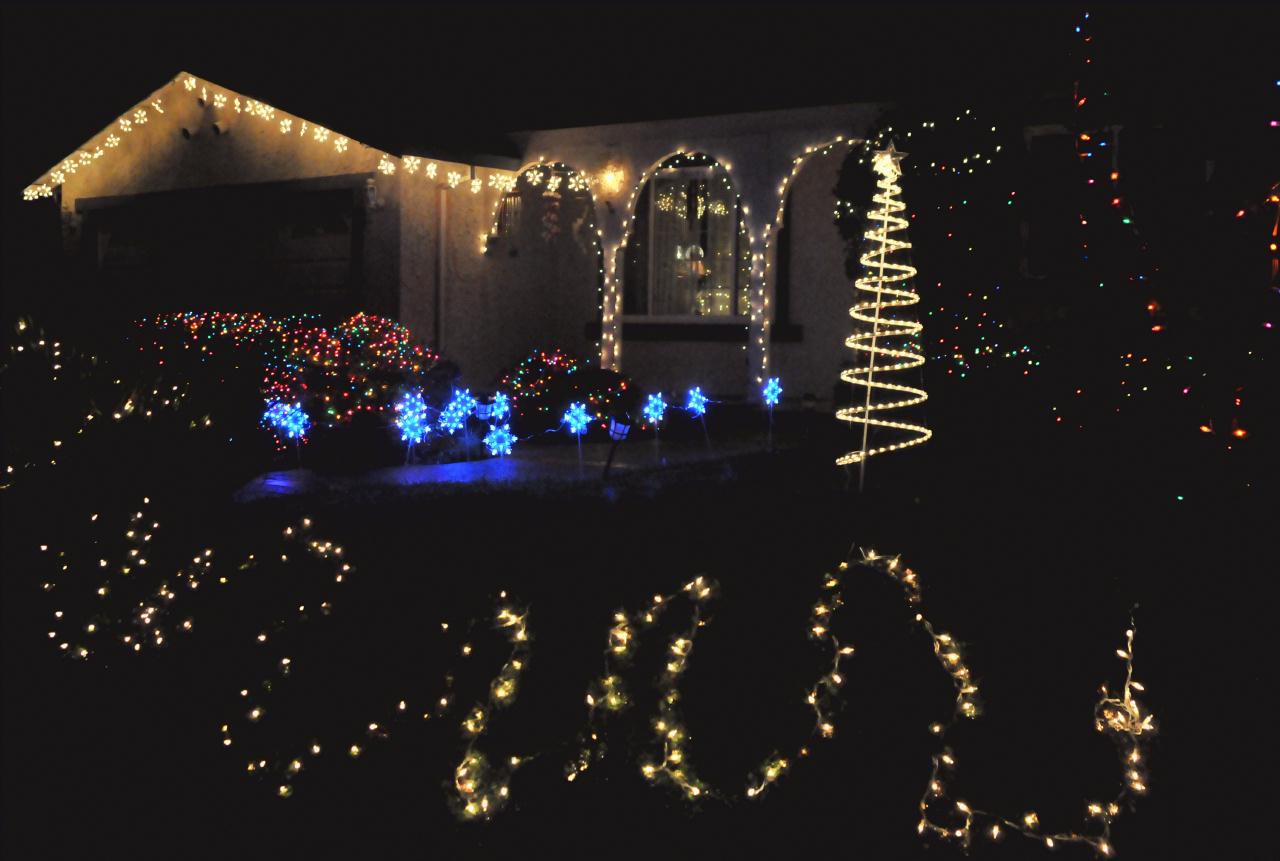 ./Christmas_House_Lighting_201012256_214048_BCY_3173.jpg