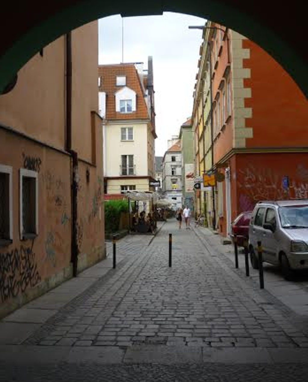 ./Alley_Warsaw_Poland_P1050608.jpg