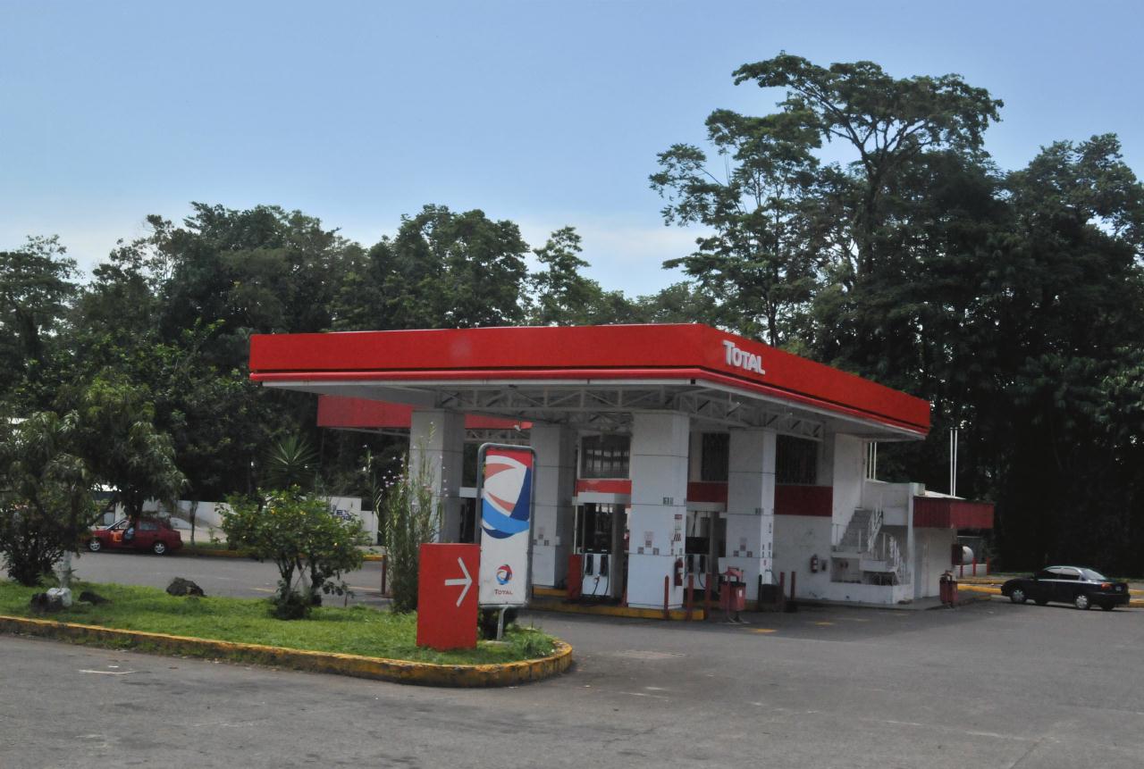 ./GasStation20080910_121840_CostaRica_3760BCX.jpg