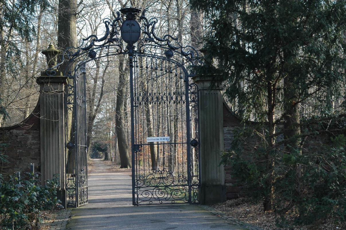 ./KarlsruheCastleGardenGermany2008_03_0874B.jpg