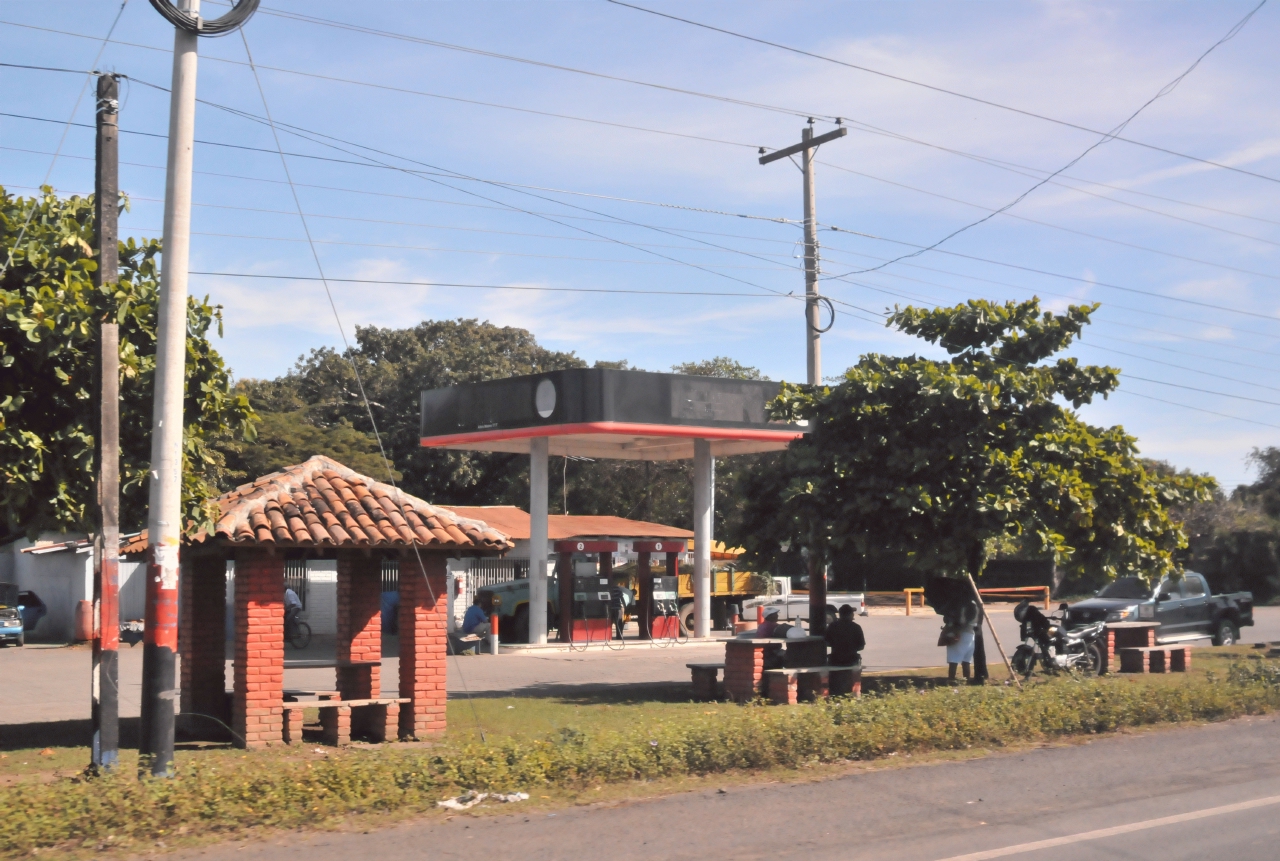 ./Gas_Station_Nicaragua_20111118_084924_B12_1558.jpg