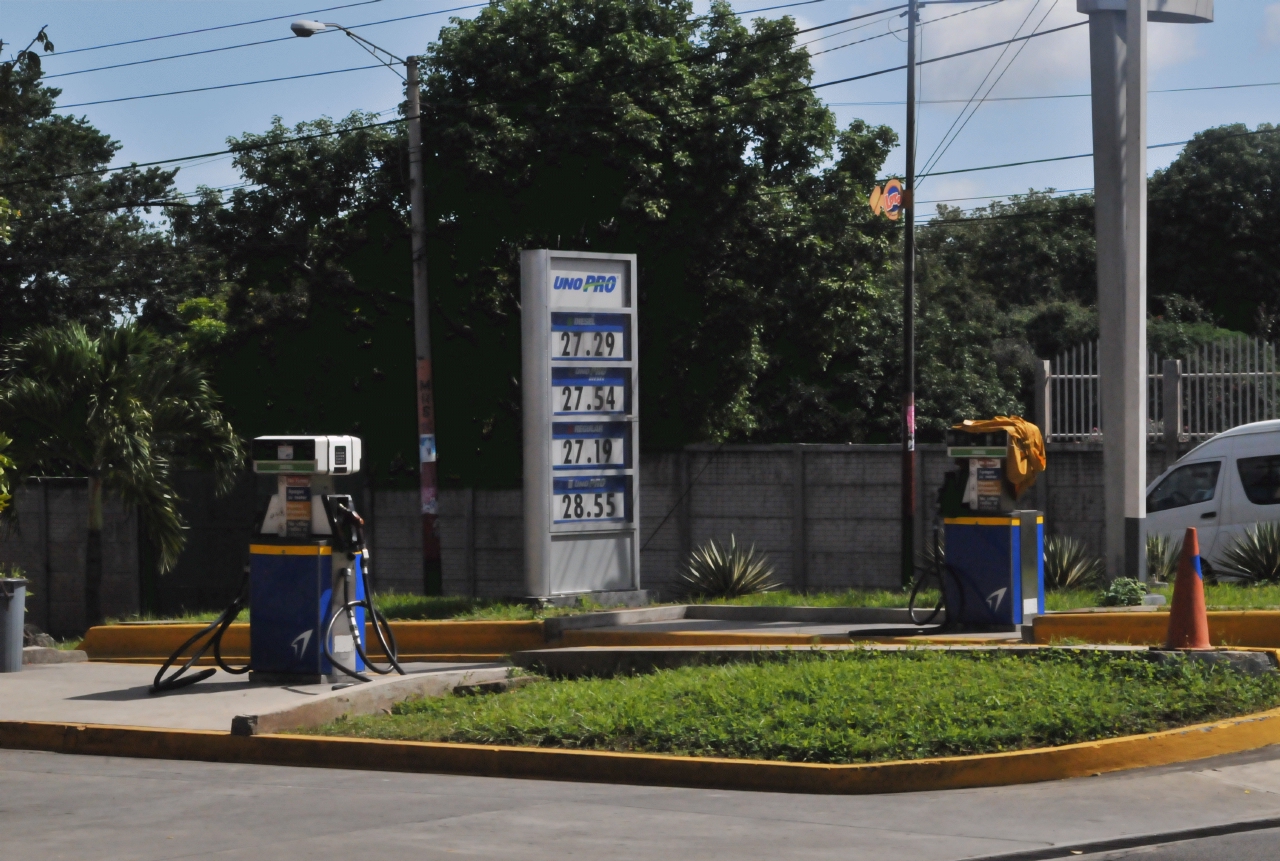 ./Rest_Stop_Gas_station_Road_To_Ometepe_20111118_100621_B12_1644.jpg