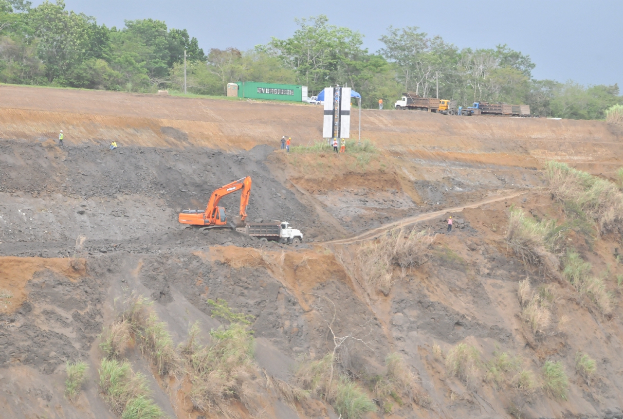 ./Panama_Canal_20140525_144813_C14_2699.jpg