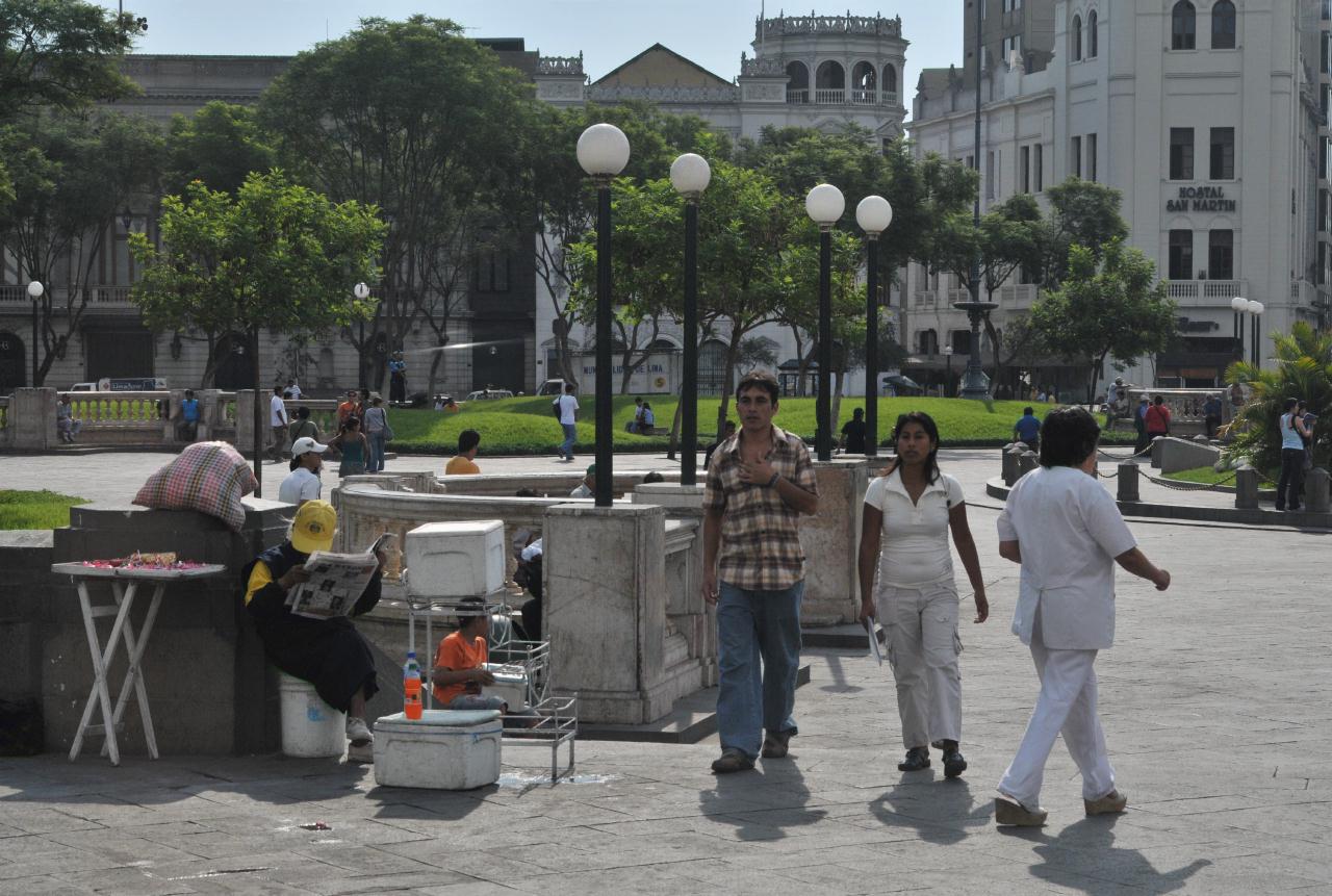 ./PlazaDeArmasLimaPeru20090411_152004_3832BCX.jpg