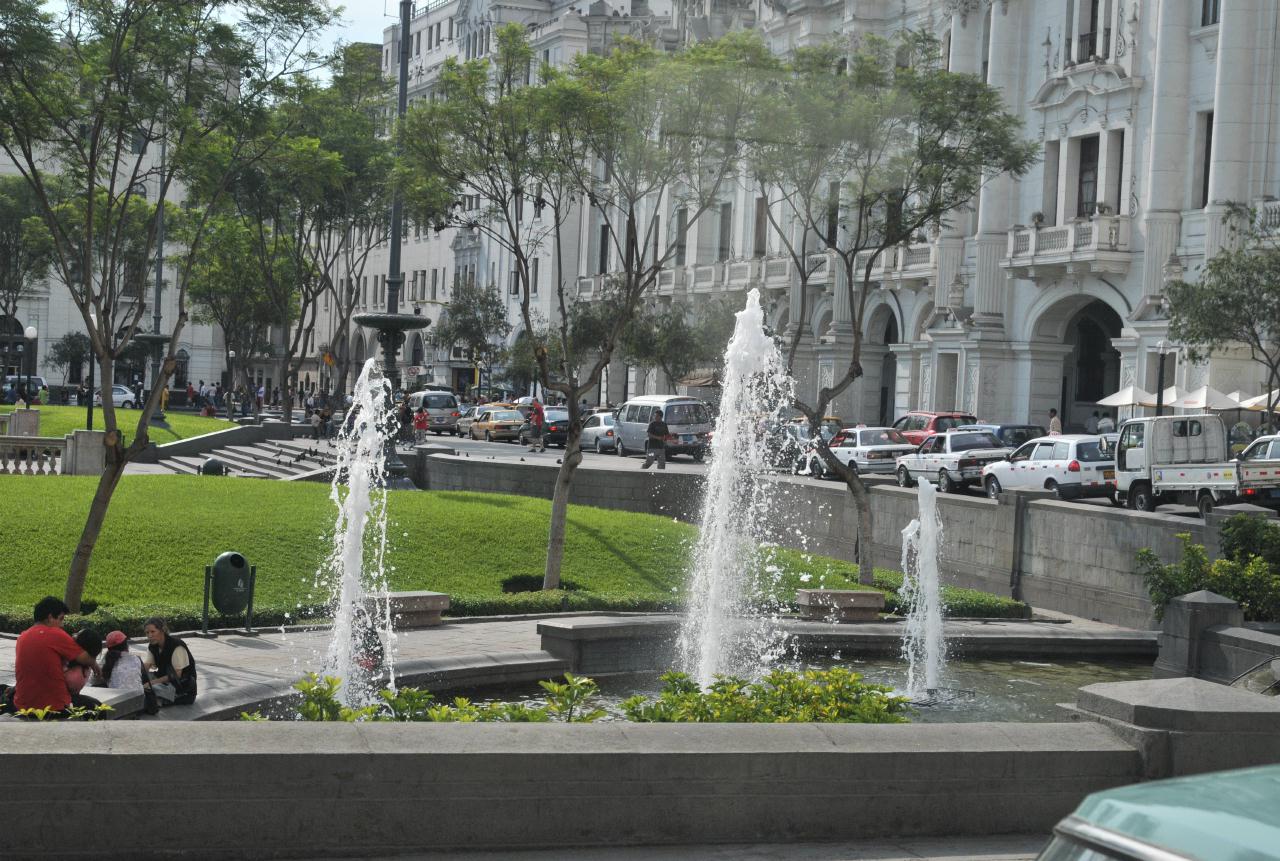 ./PlazaDeArmasLimaPeru20090411_152016_3834BCX.jpg