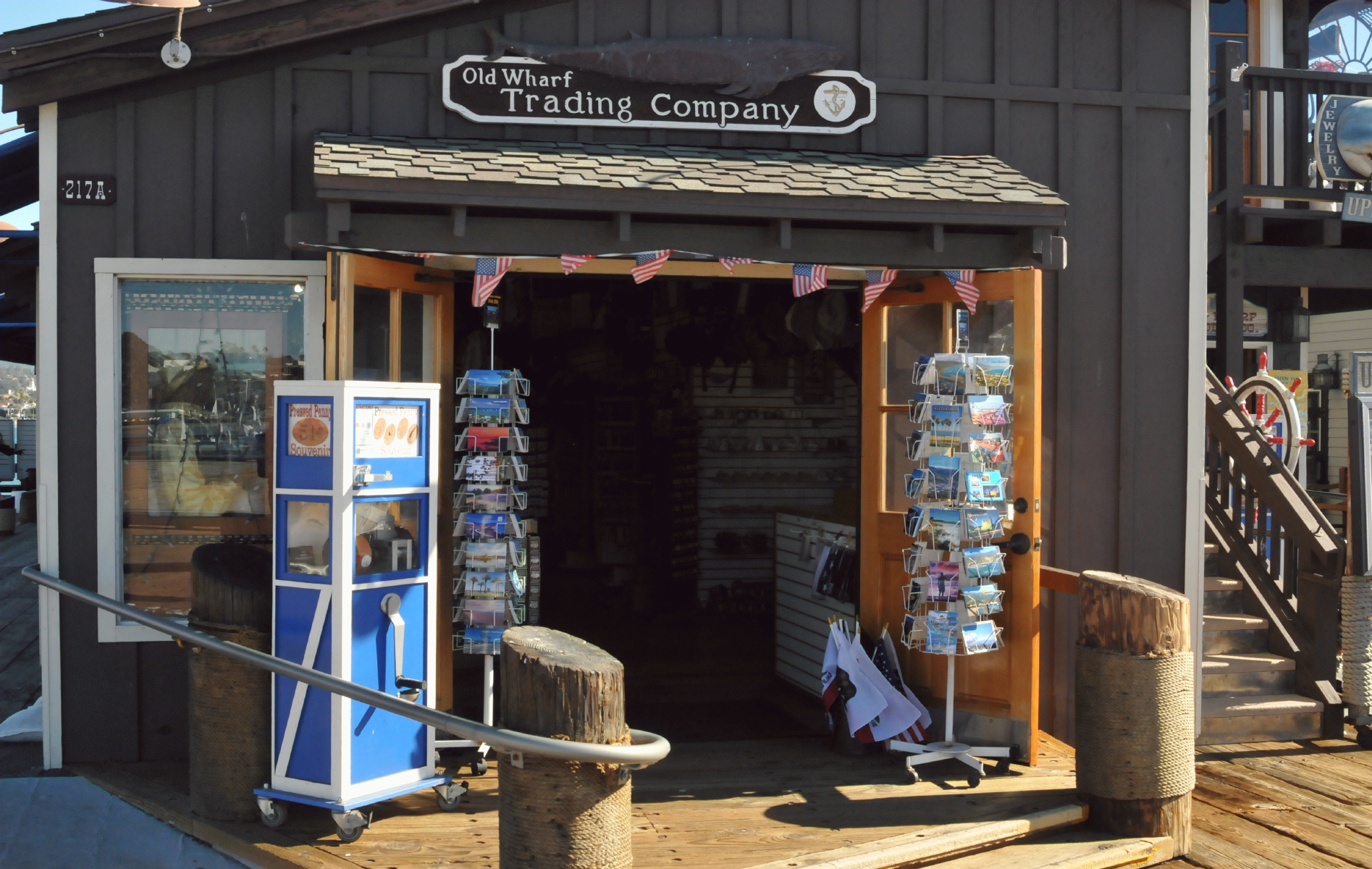 ./Stearns_Wharf_Santa_Barbara_California_20160203_104313_C16_0486.jpg