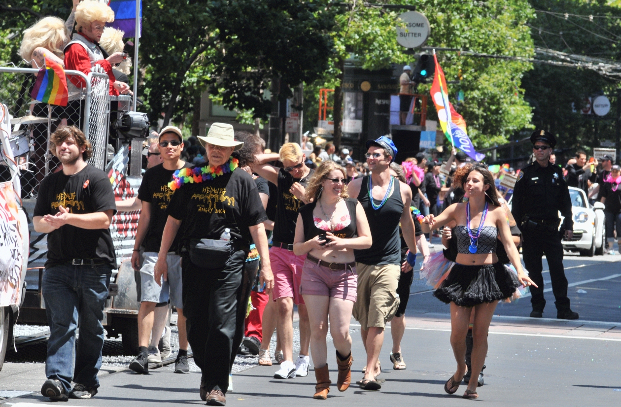 ./San_Francisco_LGBT_Pride_Parade_20130630_121021_B13_6333.jpg