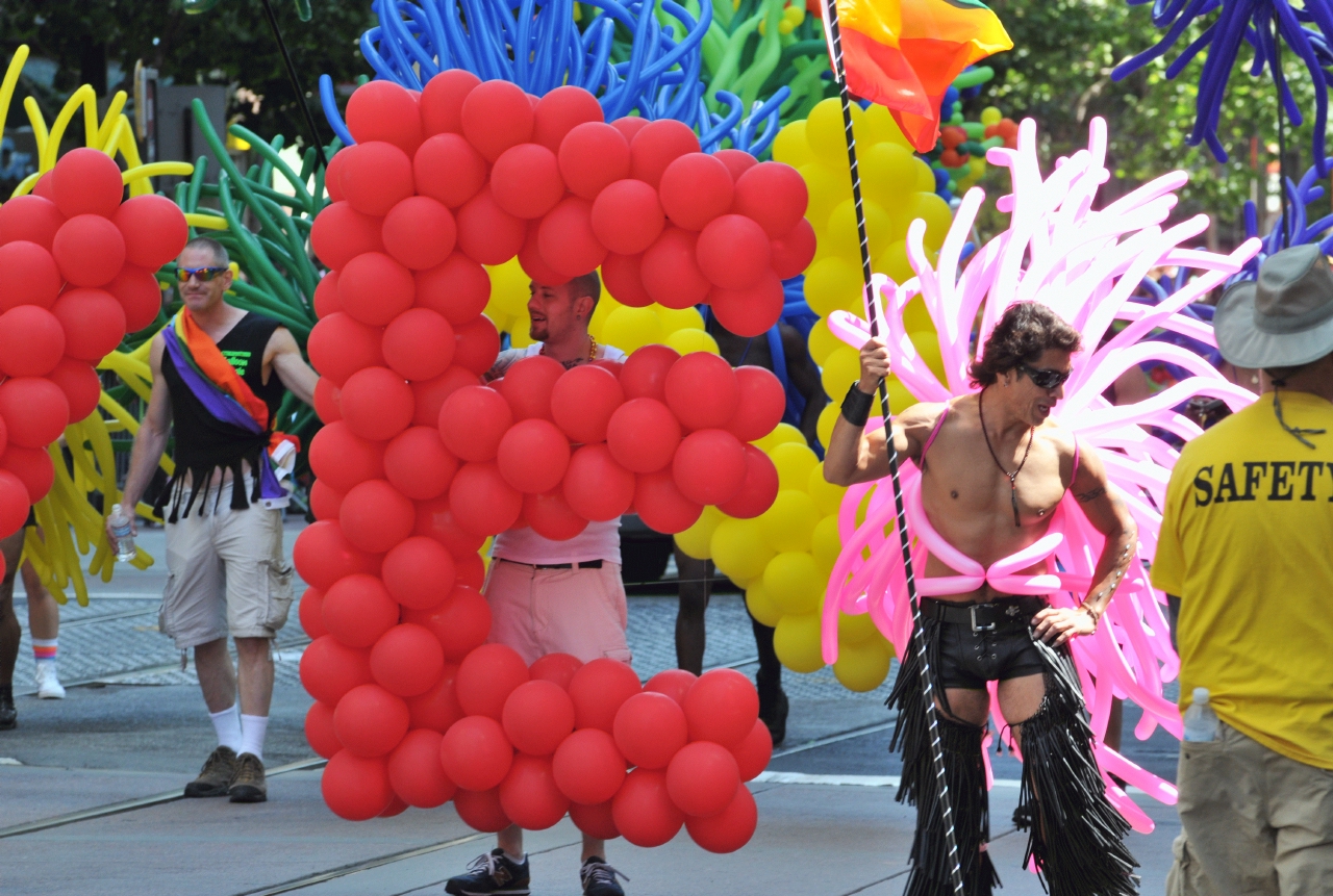 ./San_Francisco_LGBT_Pride_Parade_20130630_105823_B13_5758.jpg