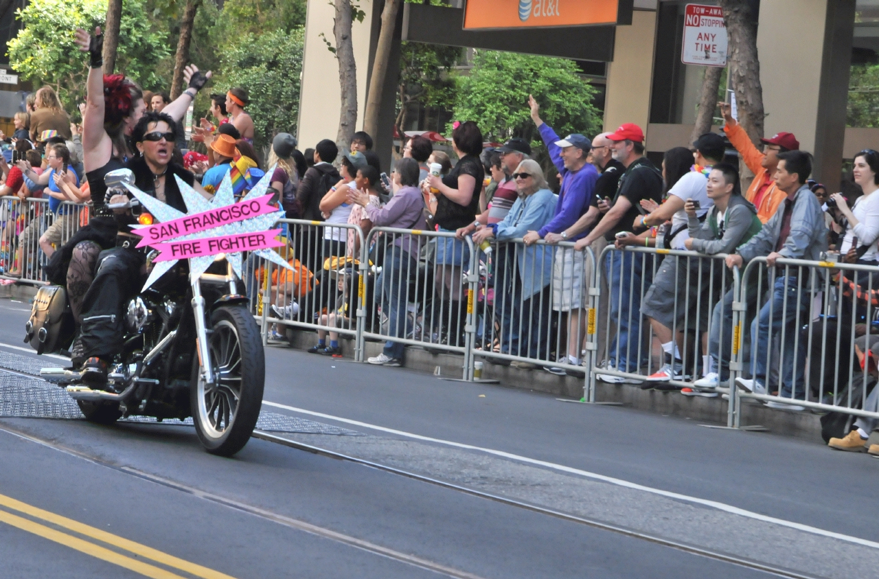 ./San_Francisco_Pride_Parade_20140629_103101_C14_5659.jpg