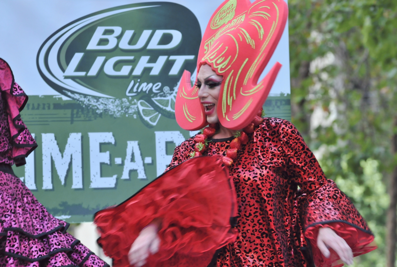 ./San_Francisco_Pride_Parade_20140629_110255_B14_0931.jpg