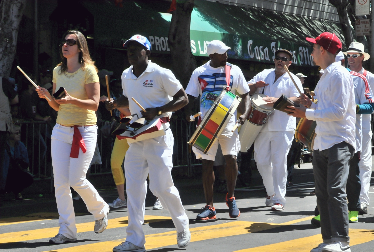 ./San_Francisco_Carnaval_Parade_20140525_111436_C14_4735.jpg