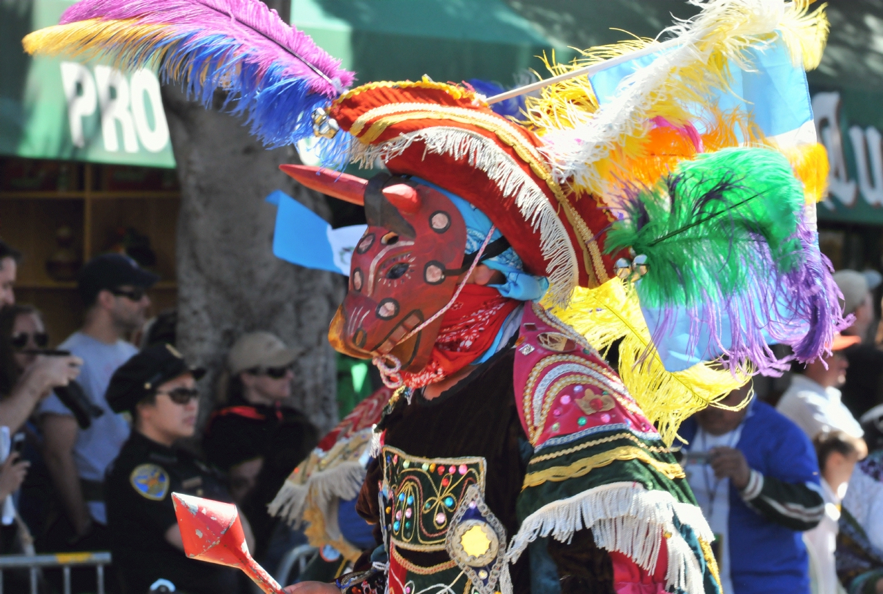 ./San_Francisco_Carnival_Parade_20140525_102639_B14_0359.jpg