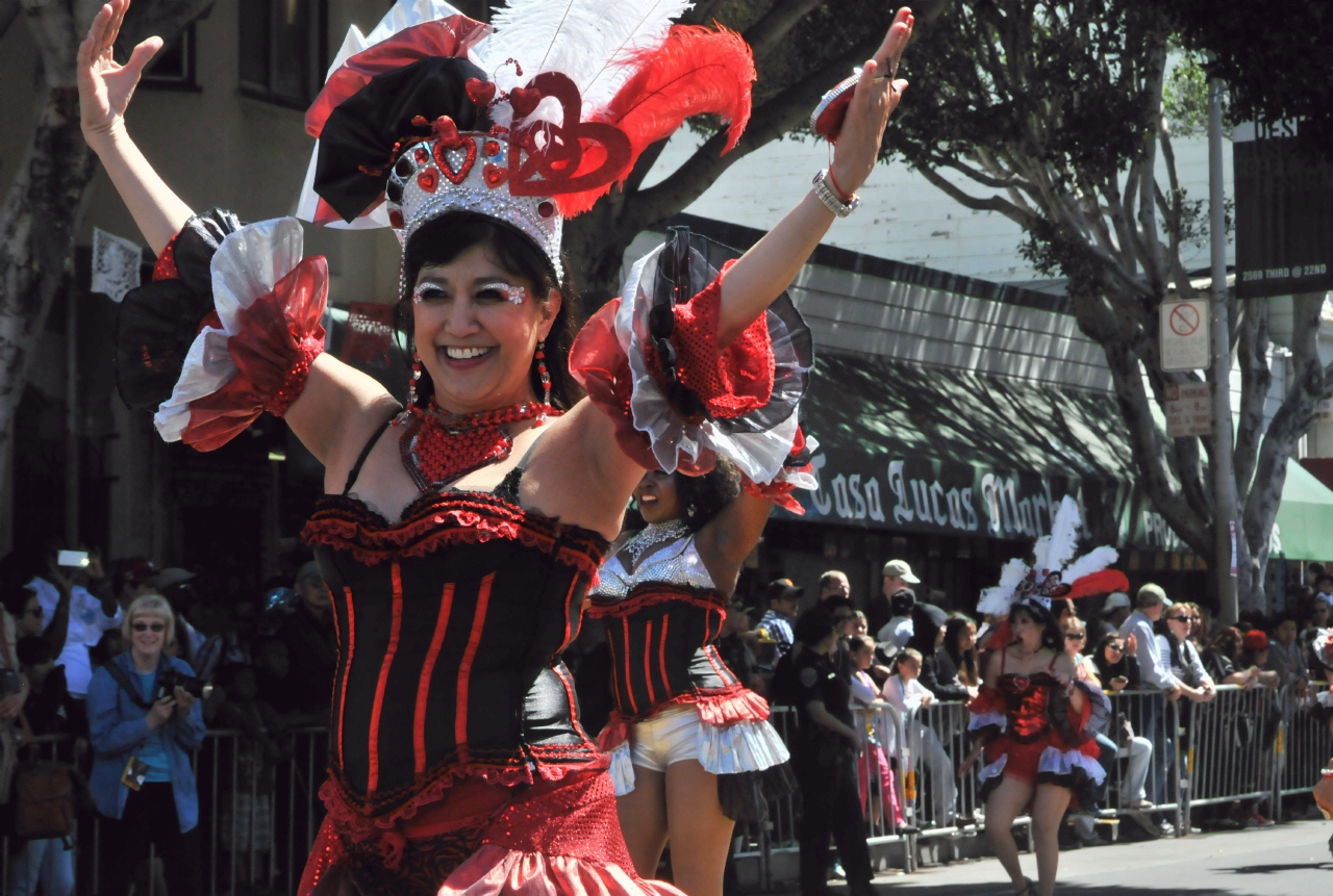 ./San_Francisco_Carnaval_Parade_20140525_104152_C14_4506.jpg