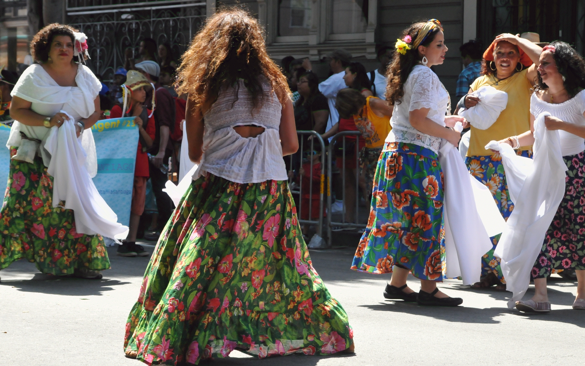 ./San_Francisco_Carnival_Parade_20160529_110701_C16_2645.jpg