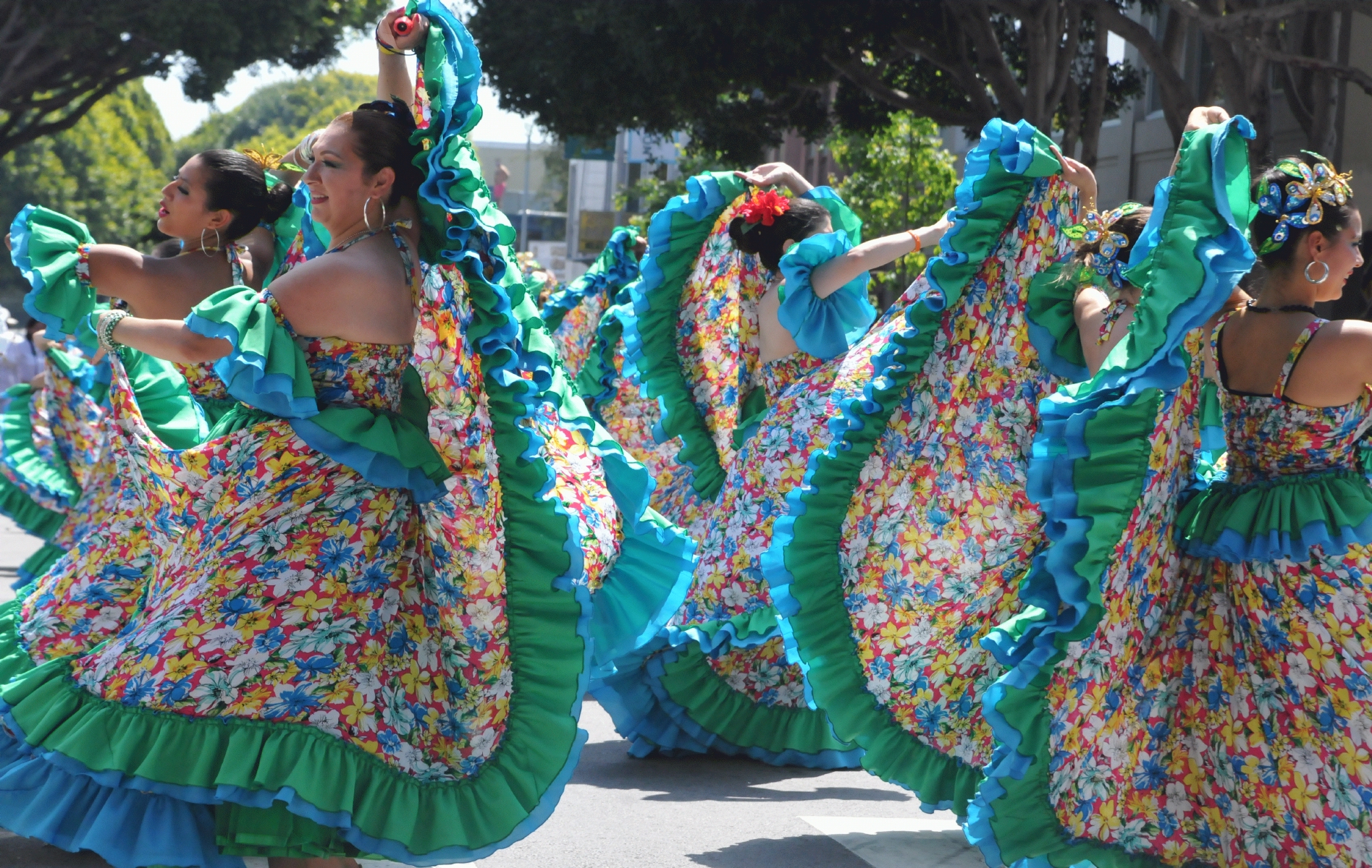 ./San_Francisco_Carnival_Parade_20160529_112126_C16_2945.jpg