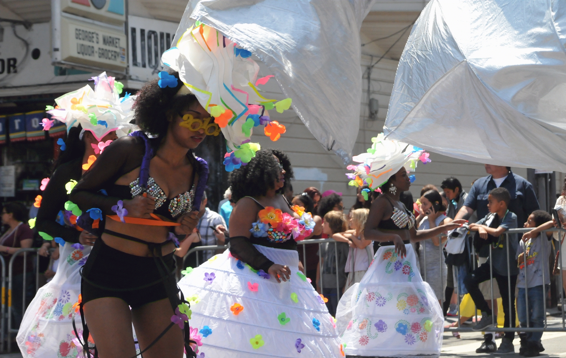 ./San_Francisco_Carnival_Parade_20160529_120622_C16_3558.jpg