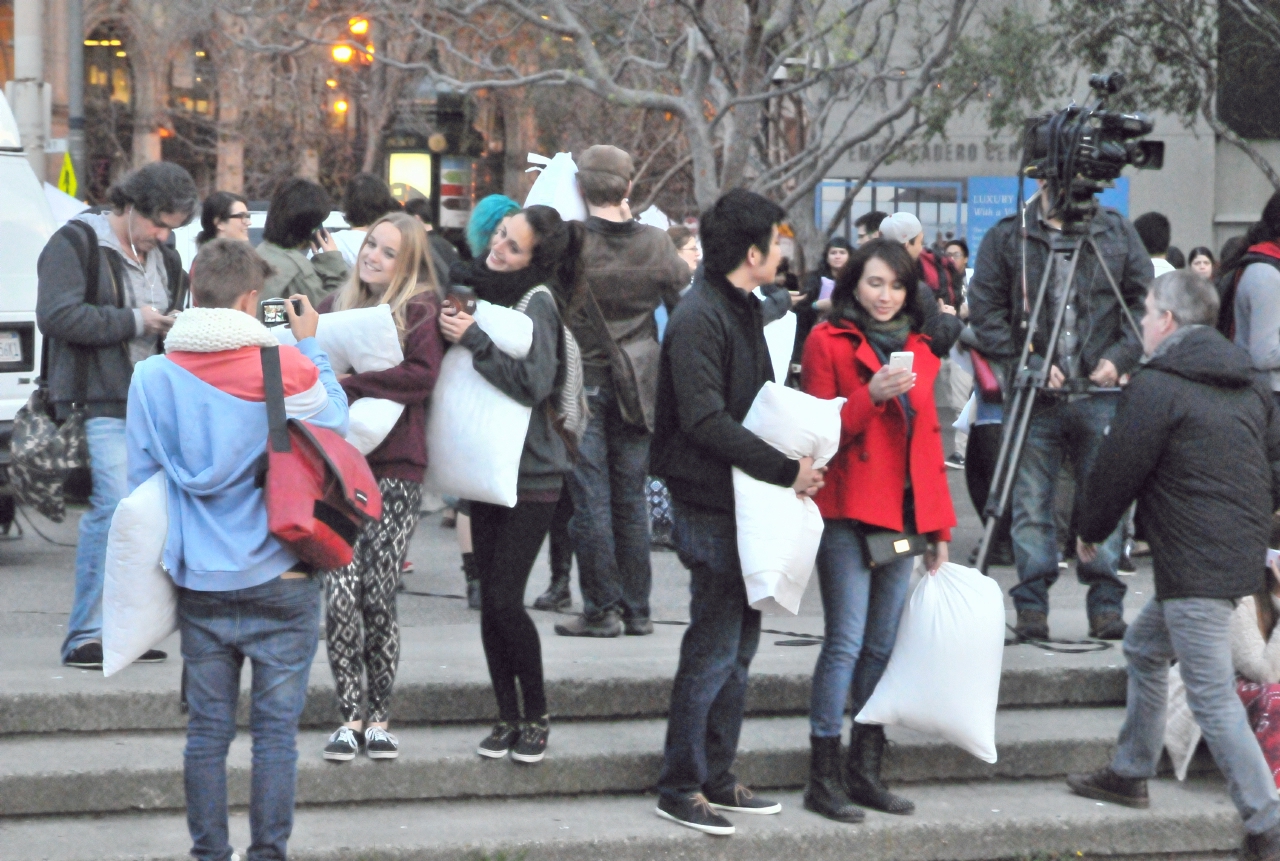 ./Valentines_Day_Pillow_Fight_20140214_174005_C14_0200.jpg