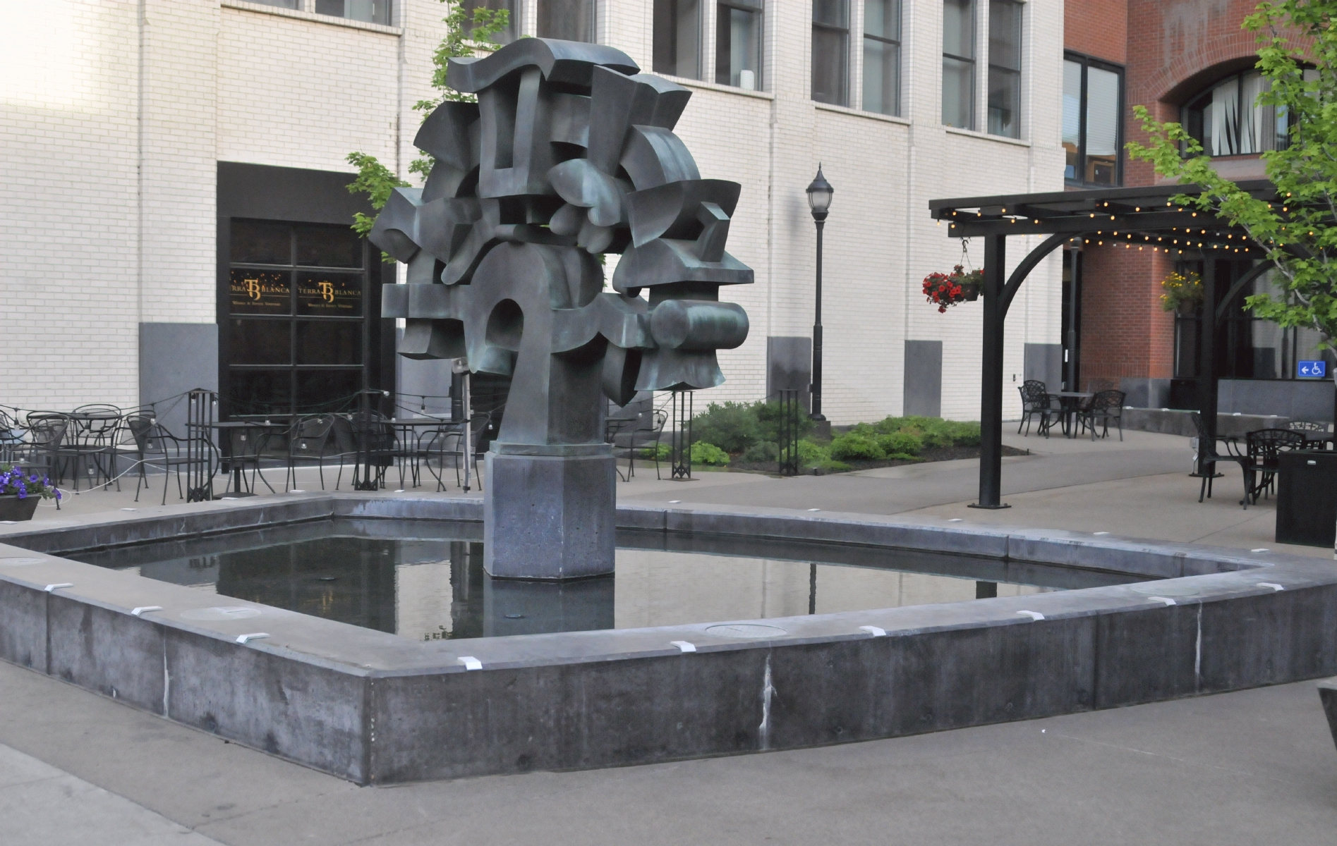 ./Chronicle_Courtyard_Spokane_Washington_20170620_062422_C17_3972.jpg