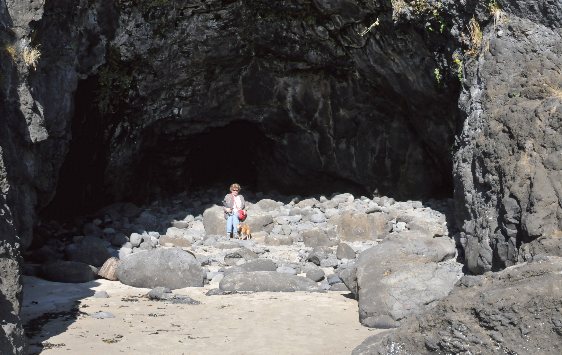 ./Beach_Caves_Florence_Oregon_20160830_163152_C16_8661.jpg