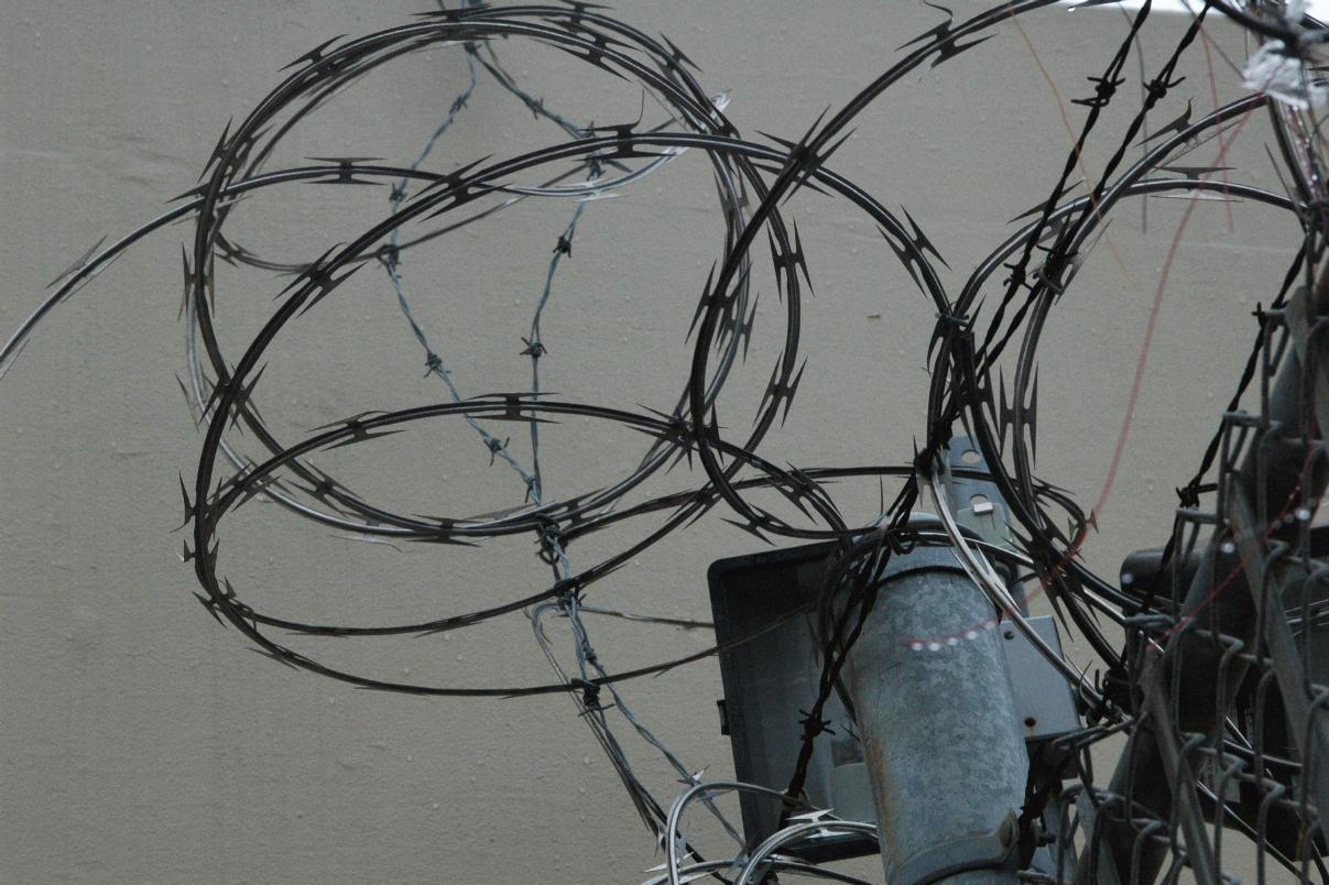 ./Razor_Wire_20071229_163240_Bryant_Steet_San_Francisco_DSC_8974B.jpg