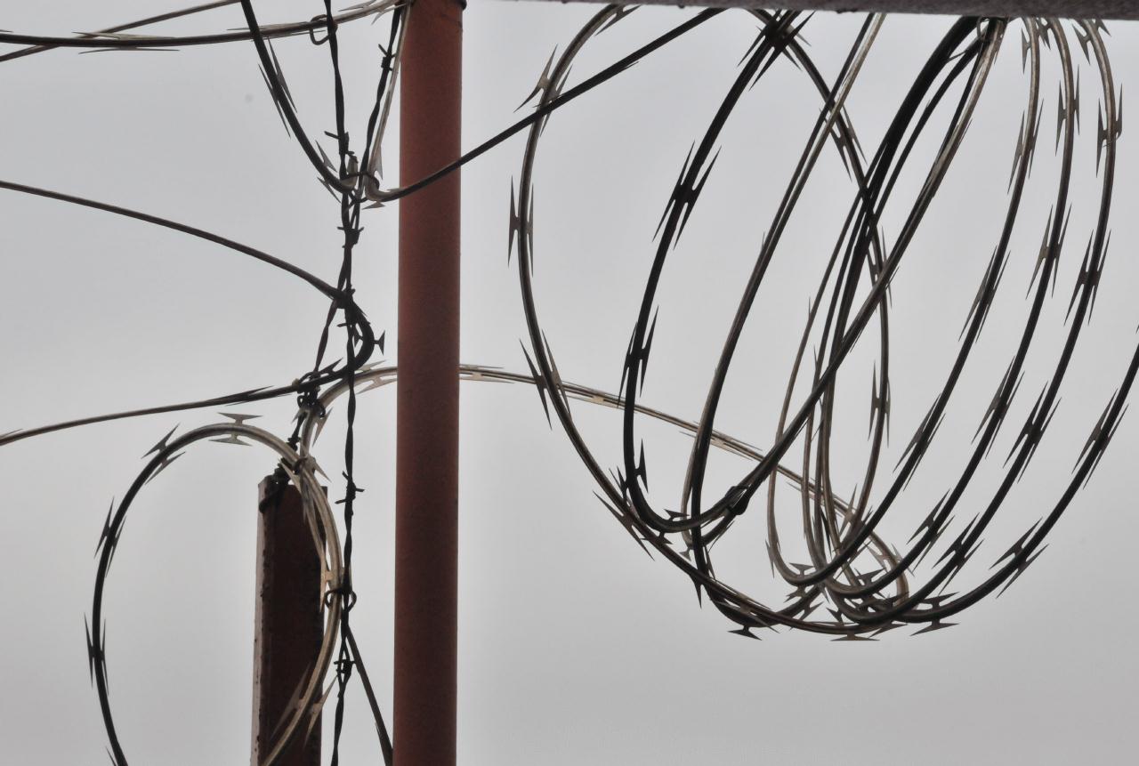 ./Razor_Wire_20080629_154350_Golden_Gate_Bridge_BCX_0890.jpg