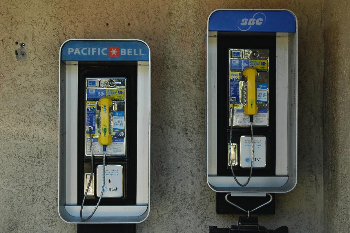 ./Telephone_Phonebooth_20071031_120258_Caltrain_Cal_Ave_7246B.jpg