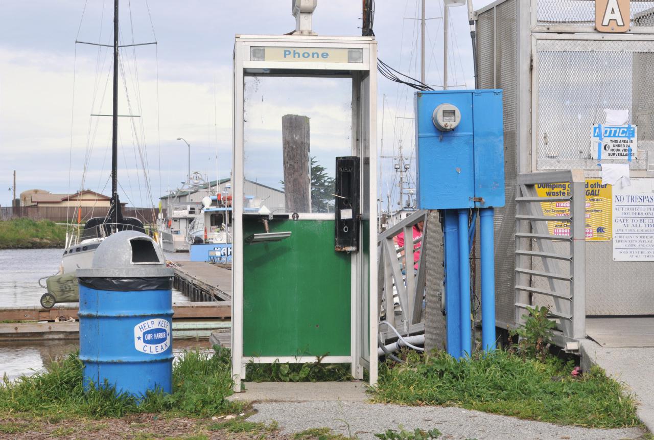 ./Telephone_Phonebooth_20100312_090920_Moss_Landing_Marina_2745BCX.jpg