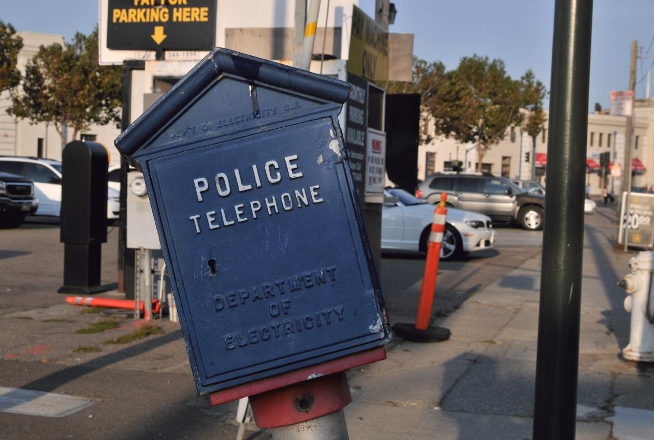 ./Police_Callbox_20090927_174906_BCX_9626.jpg