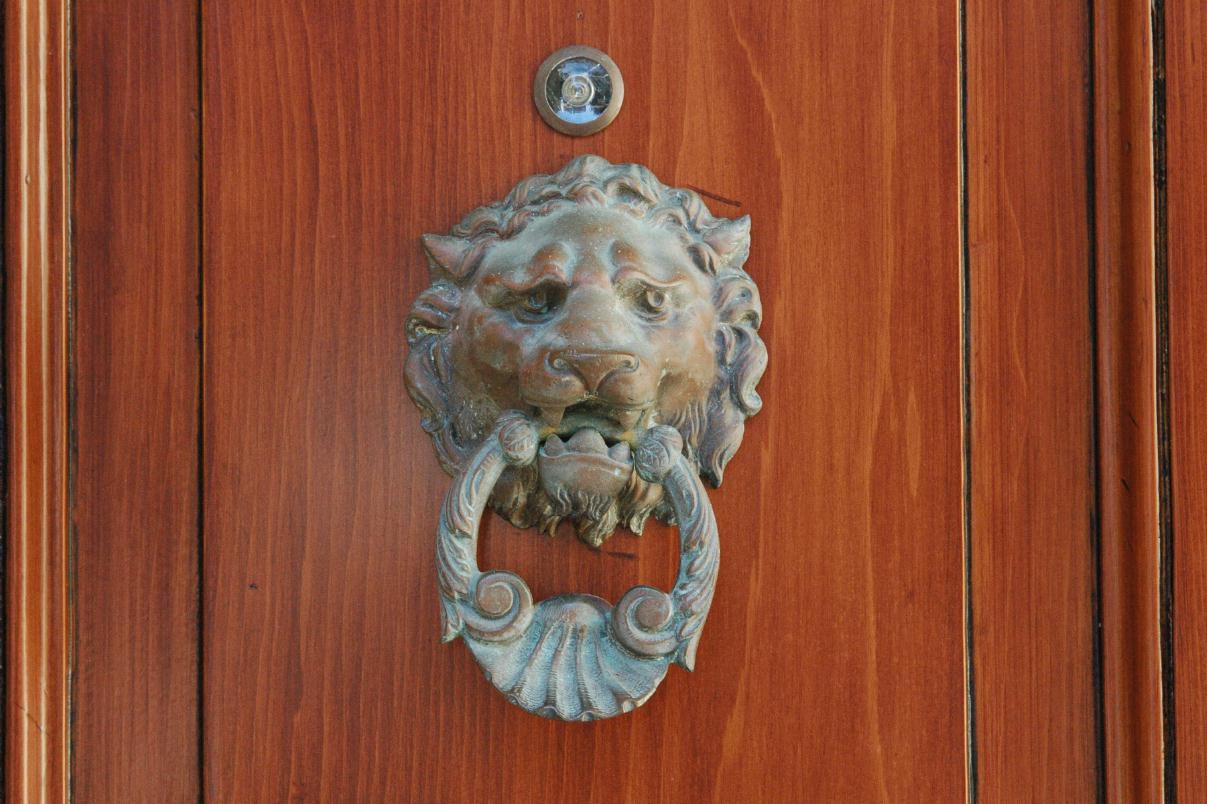 ./DoorKnockers20070000_02.jpg