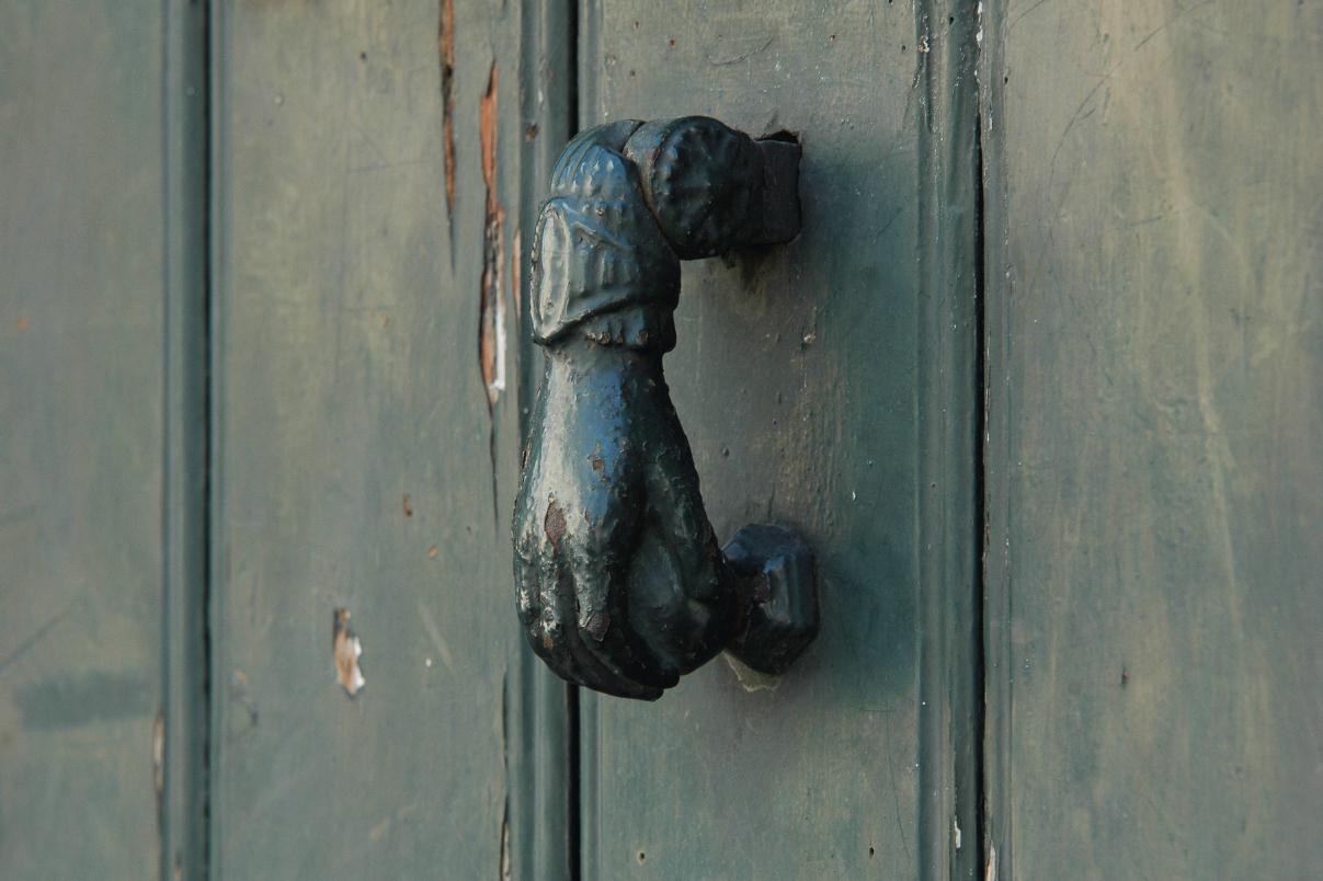 ./DoorKnockers20070000_04.jpg