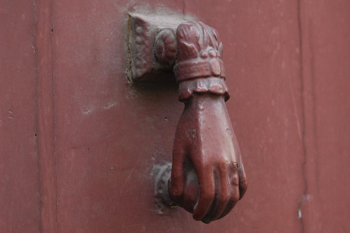 ./DoorKnockers20070000_05.jpg