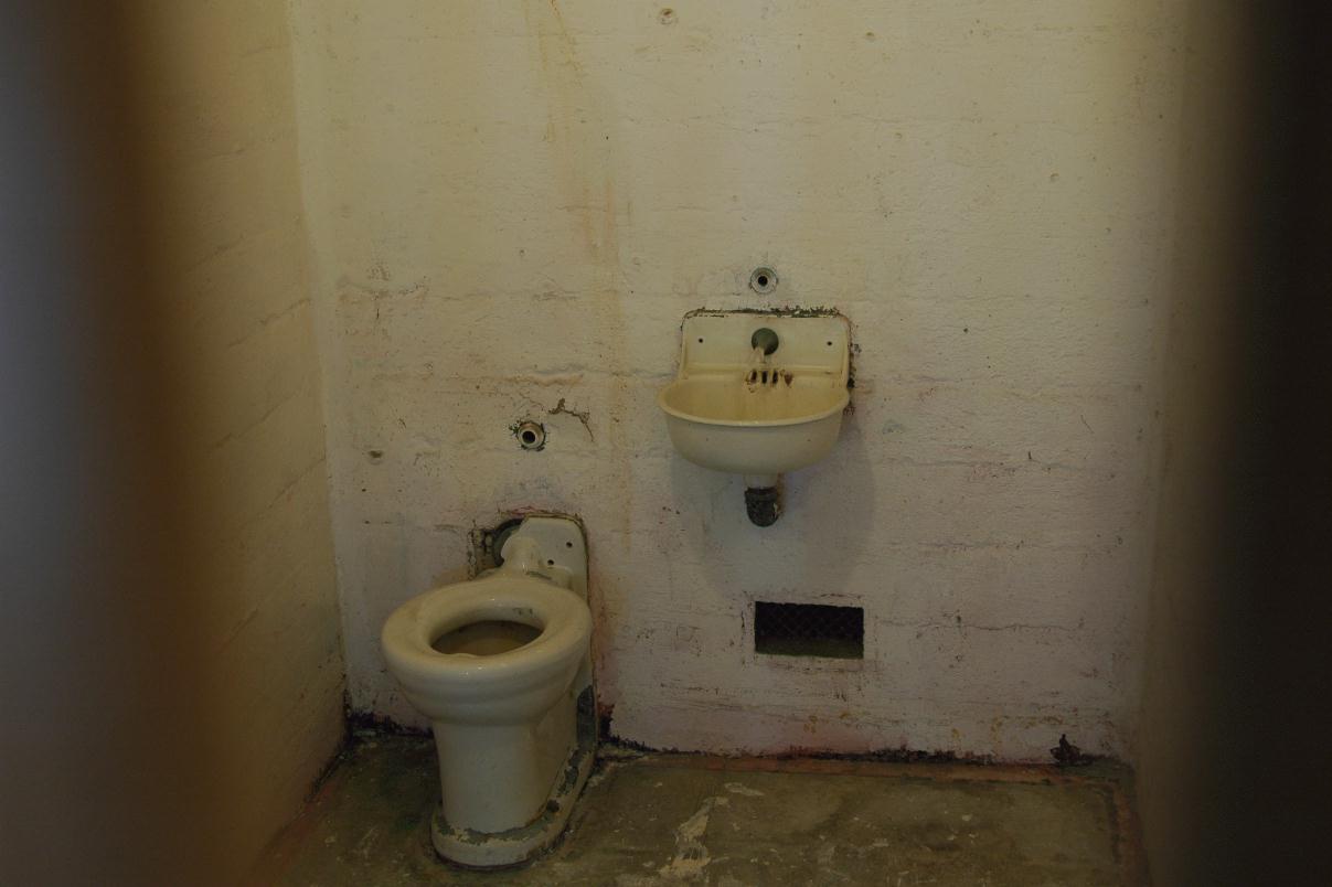 ./Toilet_20080608_111000_Alcatraz_Tour_3804B.jpg