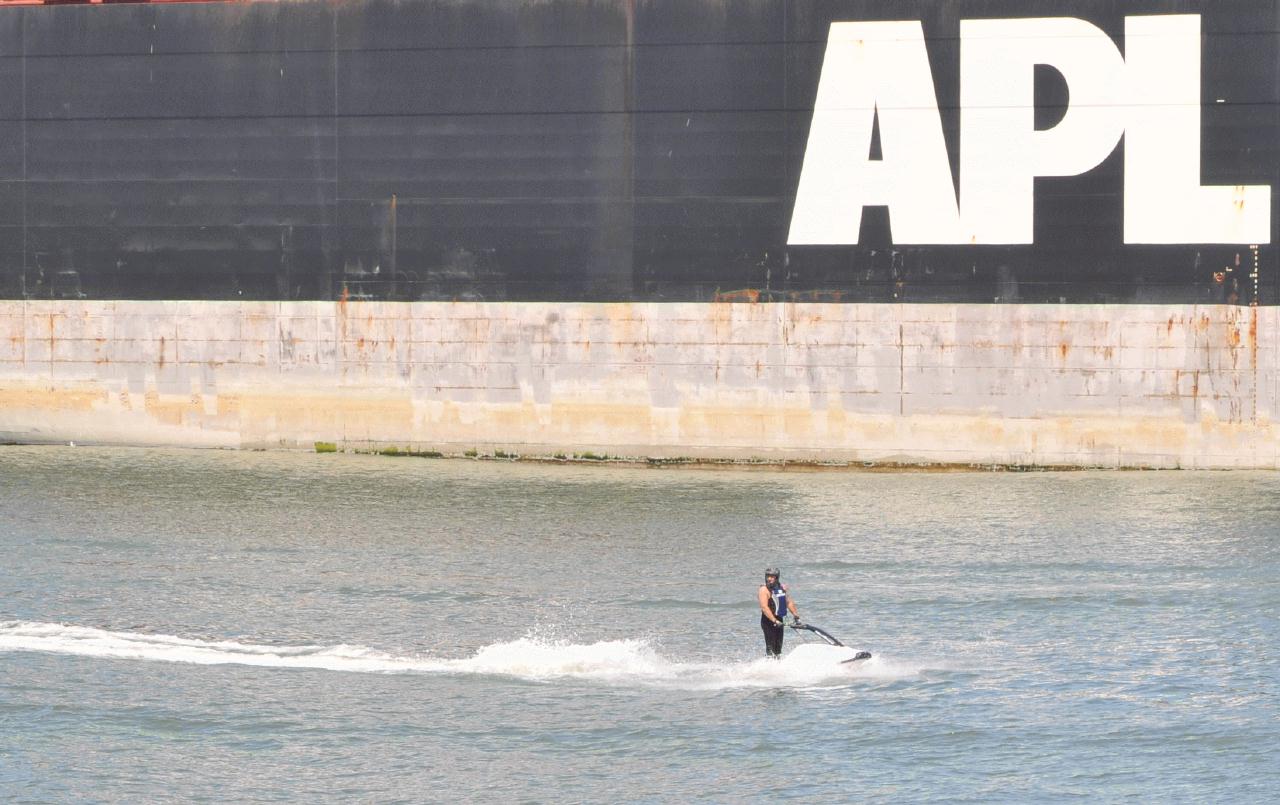 ./JetSki_20090829_121056_AlamedaFerry_BCX_8454.jpg